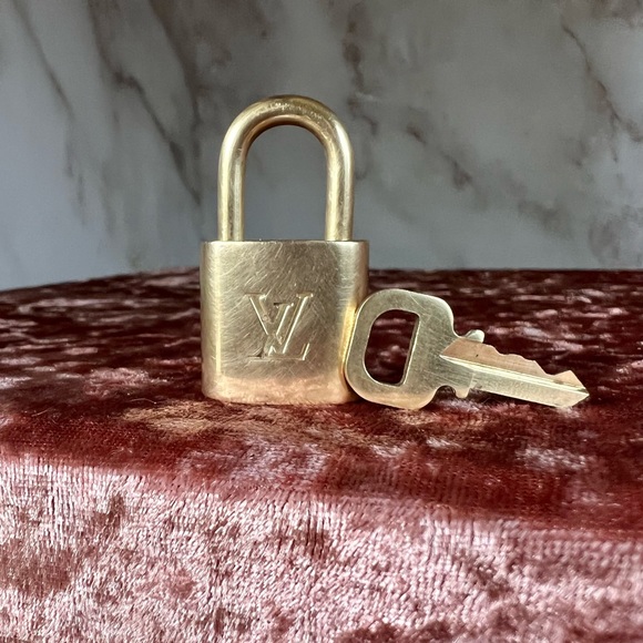 Louis Vuitton Handbags - 🖤 Louis Vuitton lock and key #301